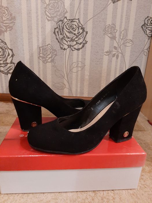 Продам обувь, каракулевую шубу и куртки