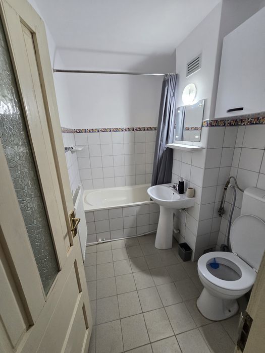Inchiriez apartament 3 camere semidecomandat