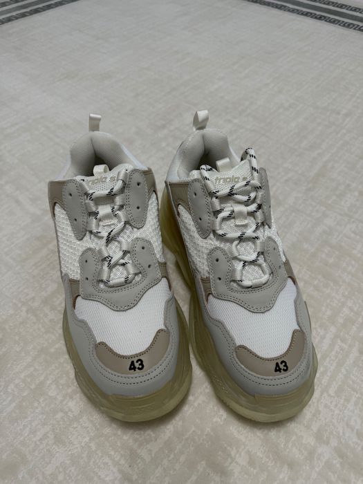 balenciaga triple s,mărimea 43 prețul este negociabil
