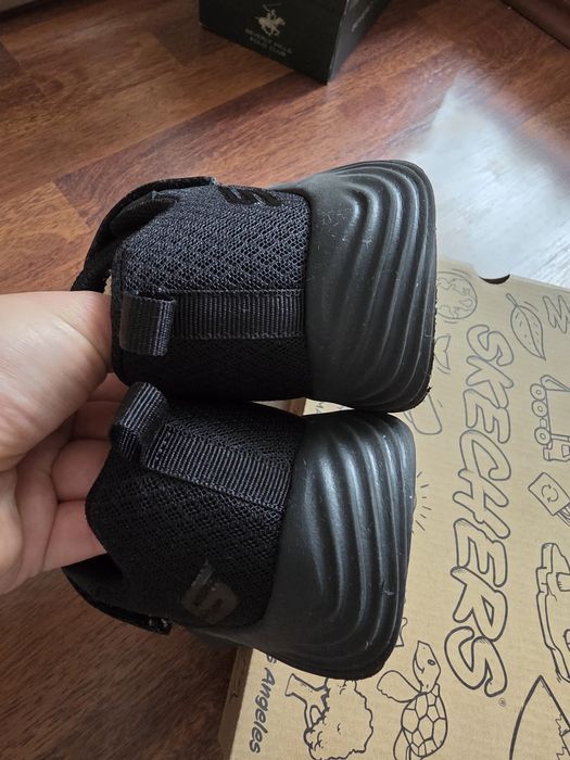 Adidasi Skechers 35
