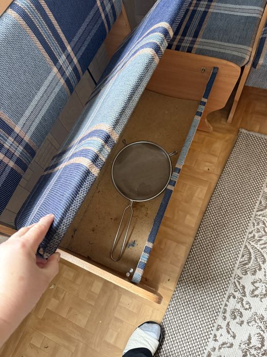 Уголок кухонный , диван и стол .