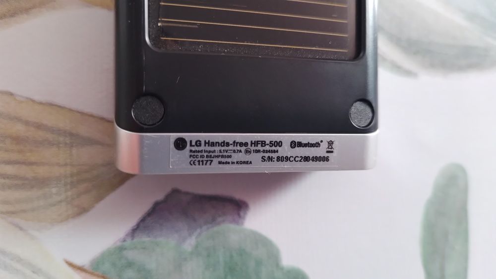 Auto KIT  LG HFB-500, un kit auto hands-free cu Bluetooth și încărcare solară. Acesta include un panou solar pe partea frontală