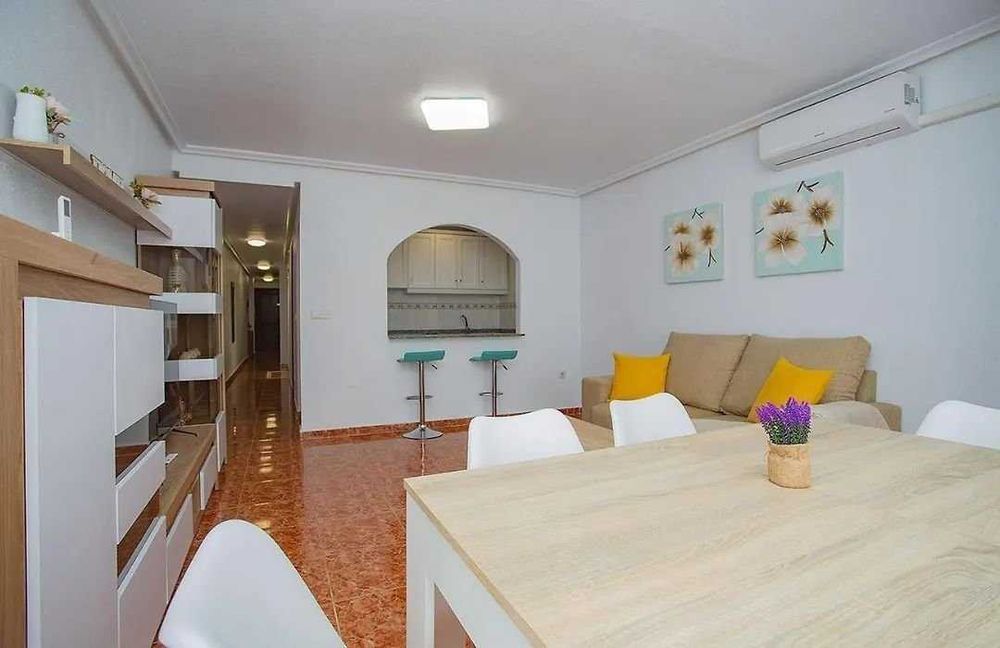 Дава се под наем Тристаен апартамент в София, Център - 80 кв.м за 509.49 € - Снимка #1