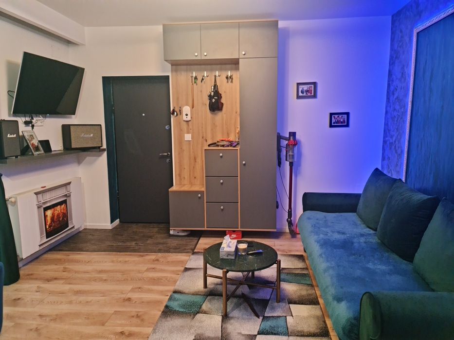 Se vinde apartament cu două camere si doua balcoane, etaj 2/3