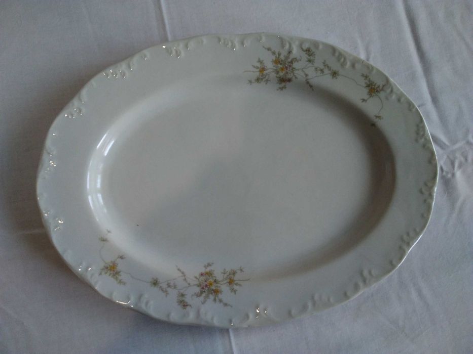 Продавам порцеланов супник и плато комплект