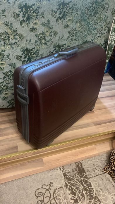 Чемодан пластик б/у