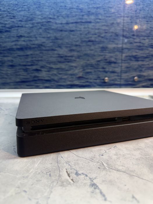 Playstation 4 slim original + 8 игр и 2 геймпада
