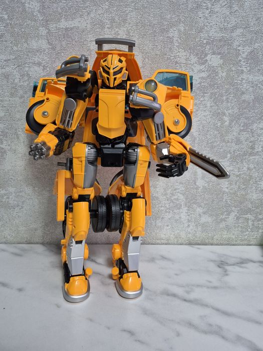 Продам машинку-трансформер. Цена 3000 тенге