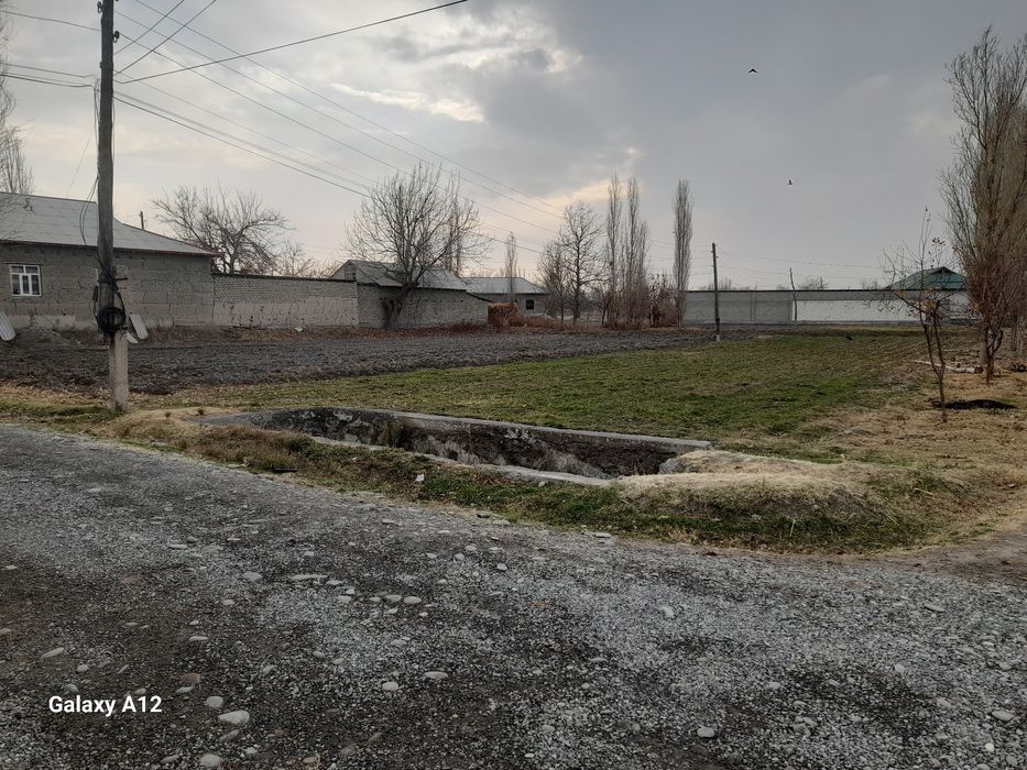 Сотилади ,курилиш учун енг кулай ва тинч жой