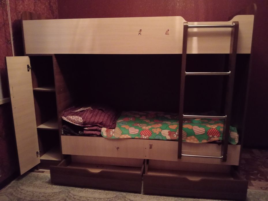 Продам двухъярусные кровати со шкафами срочно.