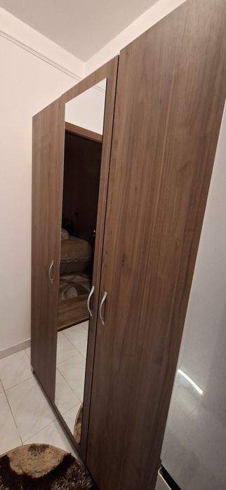 Vand dulap in 3 usi cu oglinda ca si nou!