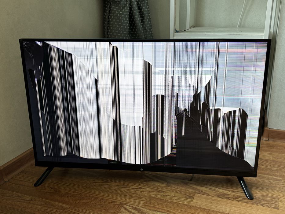 Разбитый DEXP Smart TV 32" (81 см)