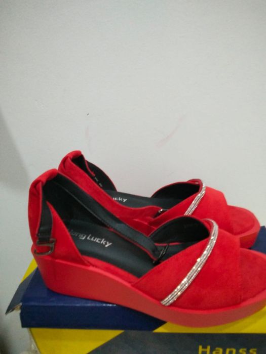 Продам женские босоножки