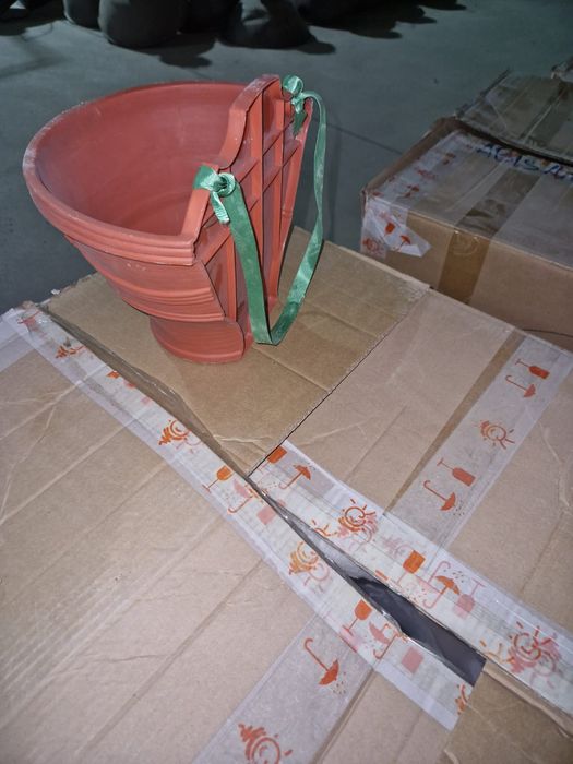 Подвесной кашпо для цветов.