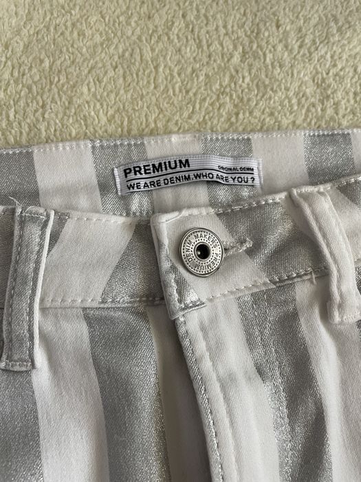 Къса пола на сребристи райета