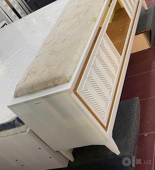 Divan spalni komplekt ikkita tumochkasi hamda bitta sonduqchasi bilan