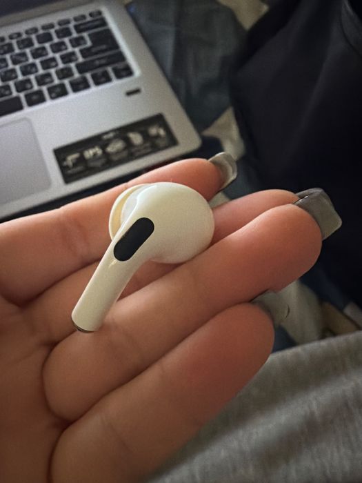 Левое ухо , air pods pro 3