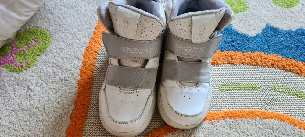 Adidasi din piele marca Geox