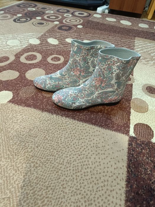 Резиновые полусапожки.