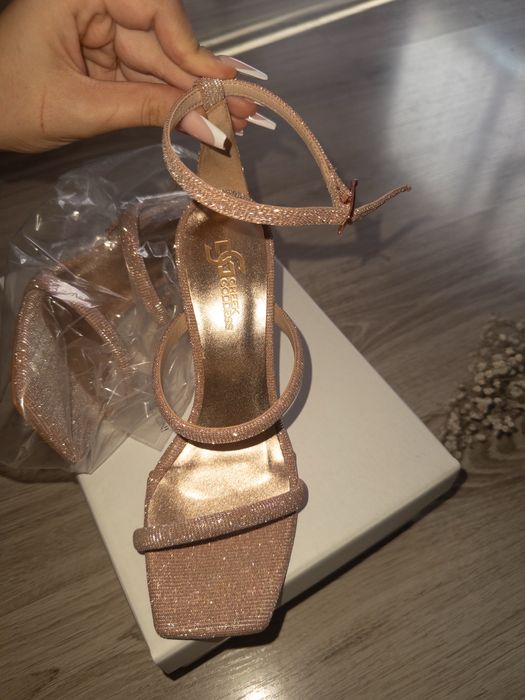 Стилни розови токчета