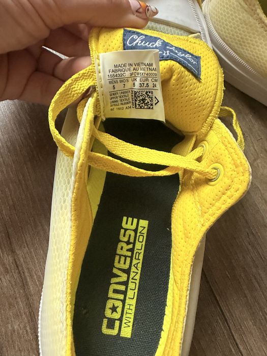 Маратонки Adidas и кецове Converse