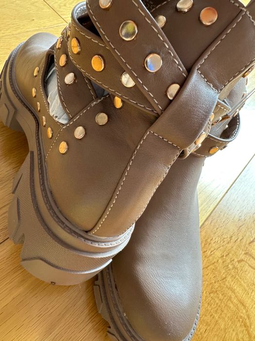 Бежови боти със златисто