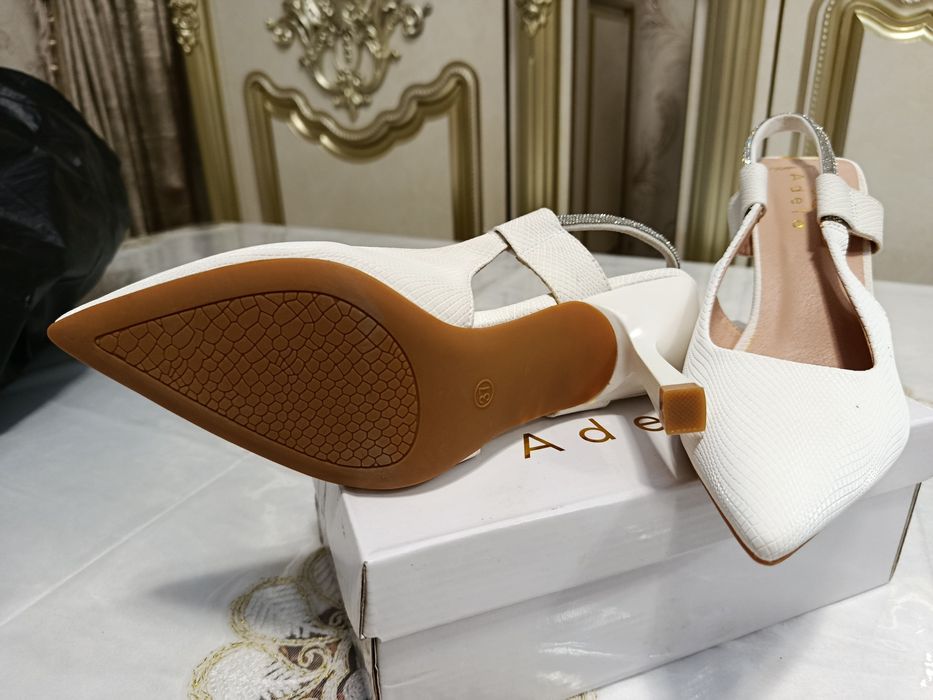 Аёллар туфлиси сотилади