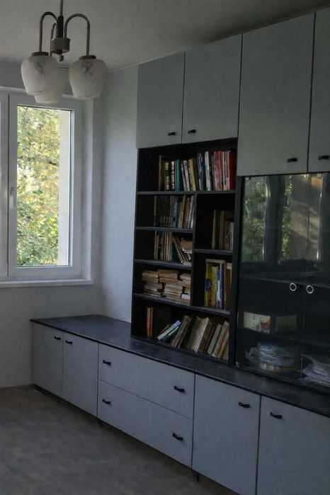 Подарявам голяма практична секция в черно и сиво