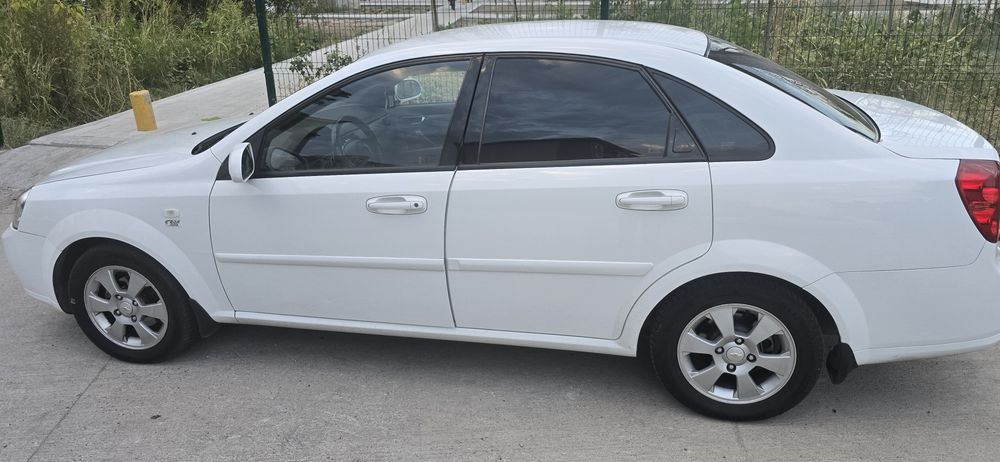 Lacetti 1.8 sotiladi