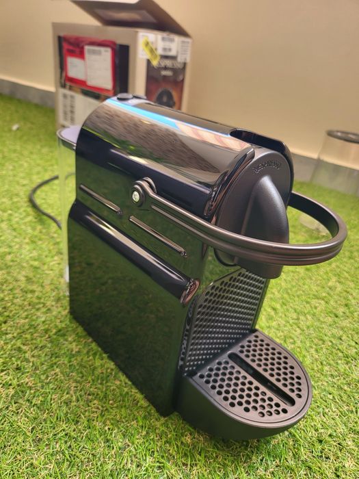 Кафемашина с капсули NESPRESSO Inissia Червена Черна