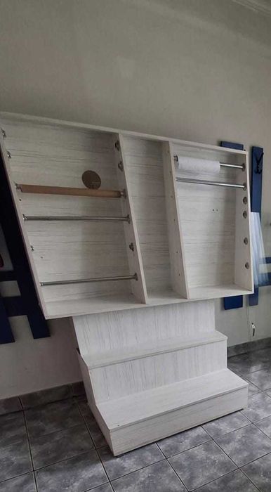 Mobilier pentru spații comerciale