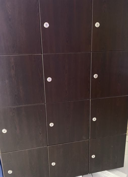 Dulap compartimentat,ideal pentru spatiu comercial