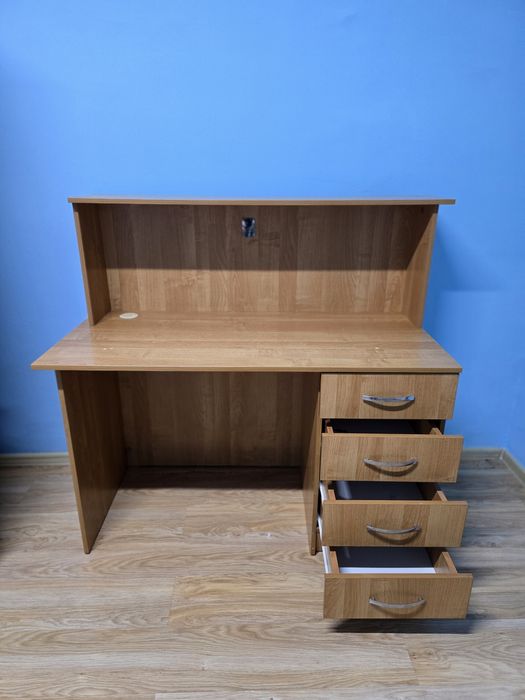 Рабочи стол со стройными ящиками