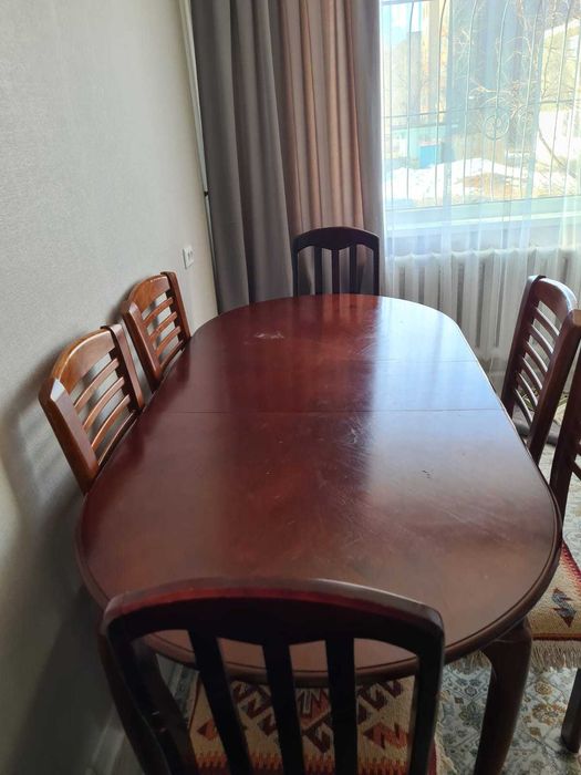 Деревянный стол со стульями