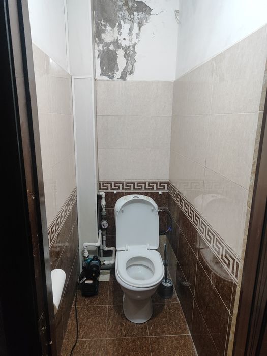 Оҳангарон шаҳрида катта йўл бўйидаги 5 этажка домда 3 хонали квартира