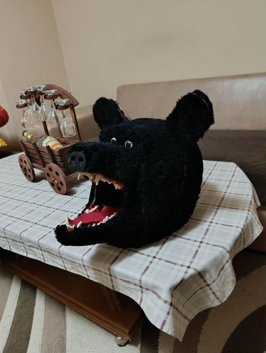 Кукерски маски опашки на бич черепи