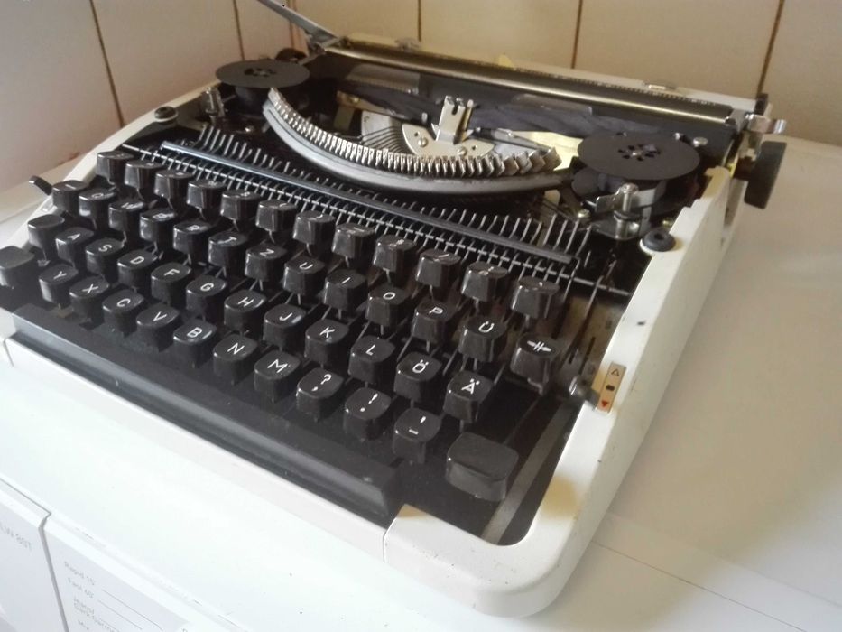 Киномашина Bauer T 10 R и стара японска пишеща машина. .