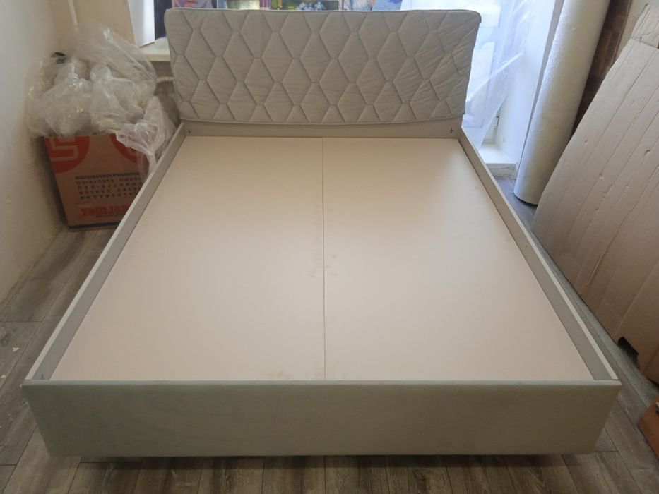 Кровать для спальни