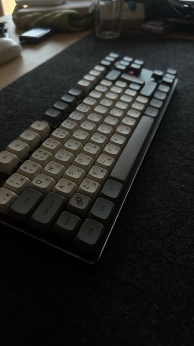 Glorious GMMK TKL (ISO) механична клавиатура – червени суичове, японски keycaps