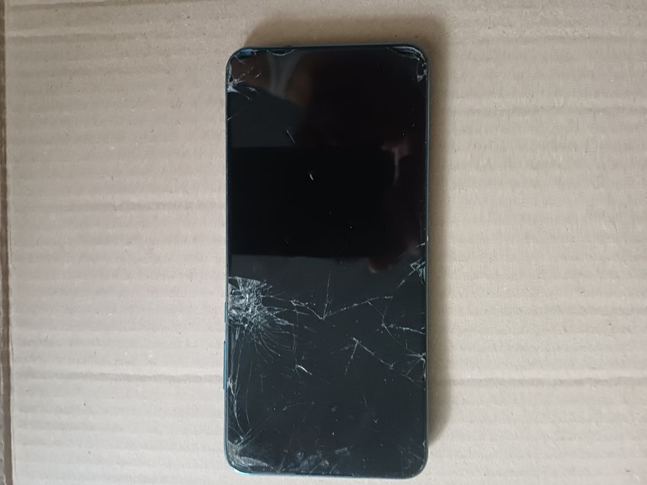 Bater# Huawei P30 lite cu displayul spart
Vibreaza, se aud sunete, nu
