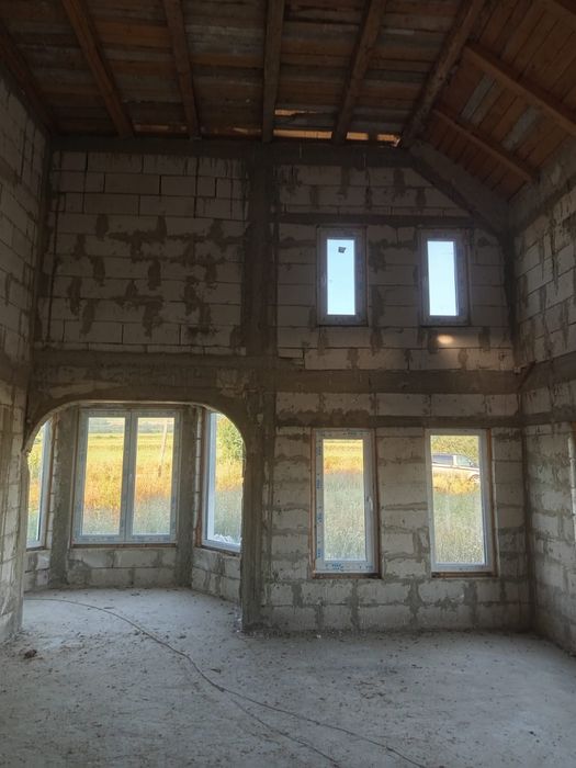 Casa cu etaj de vanzare 4500 mp utili din care 250 mp casa  Icuseni