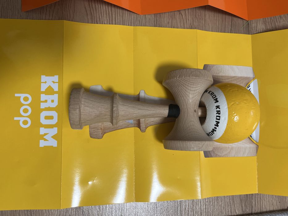 2 kendame krom pop cu autografe de la echipa x remus cu ațe de schimb si stickere(kendamele sunt originale)