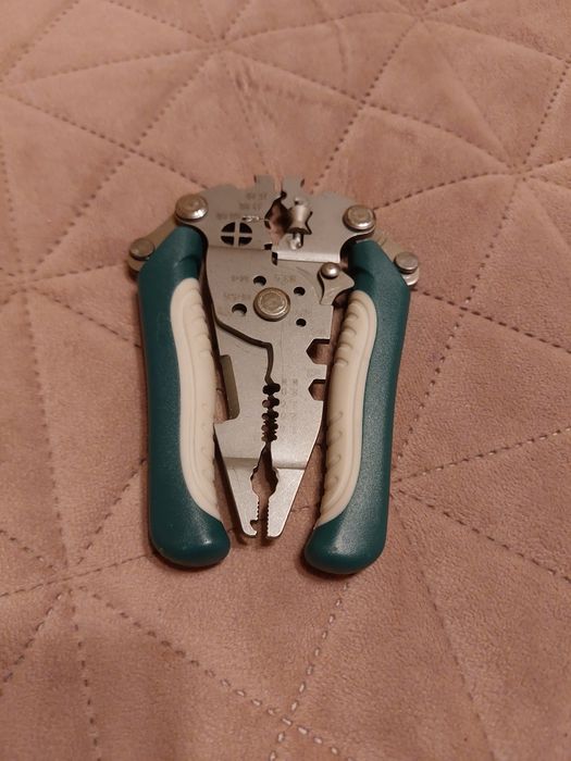 Cleste multifunctional pentru circuite electrice si electricieni