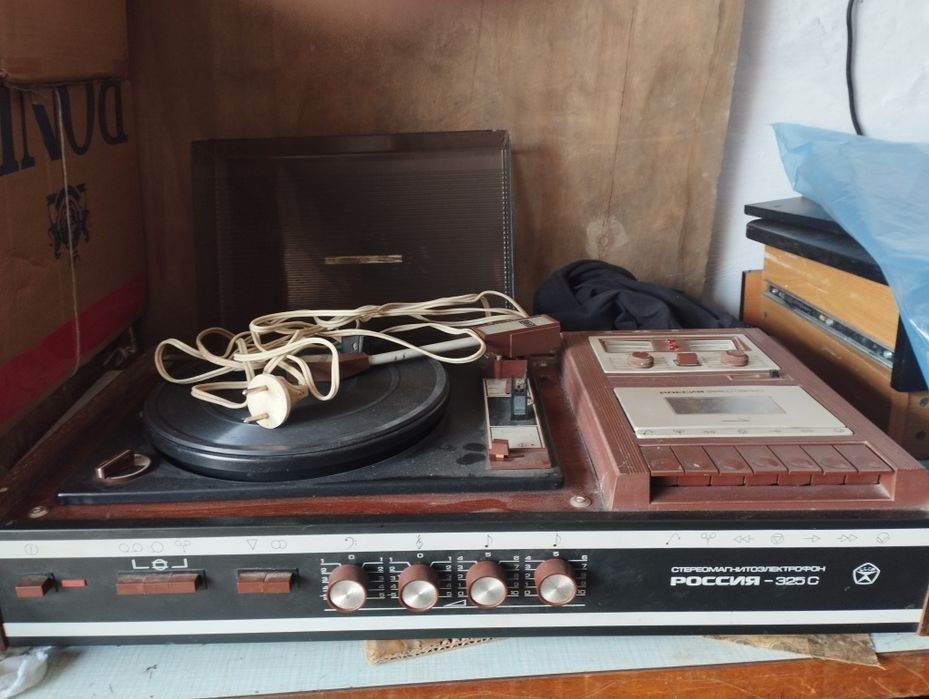 Продам проигрыватель ''Россия'' СССР