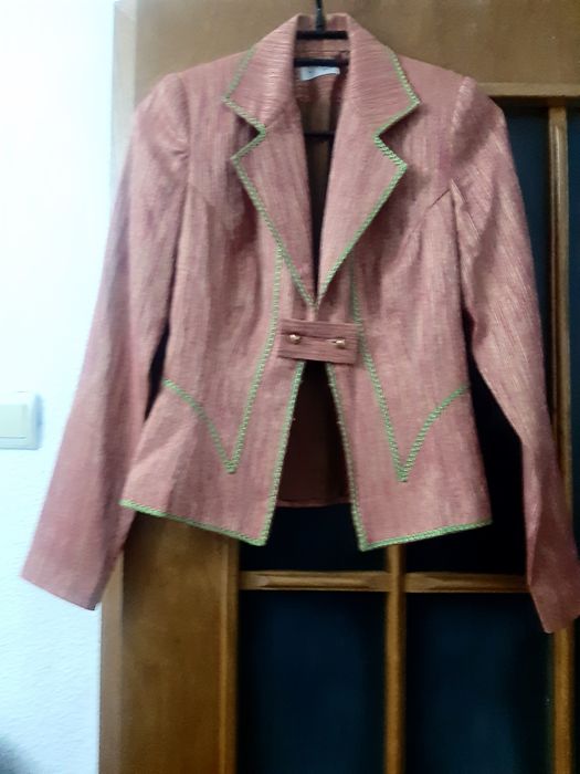 Costum elegant corai