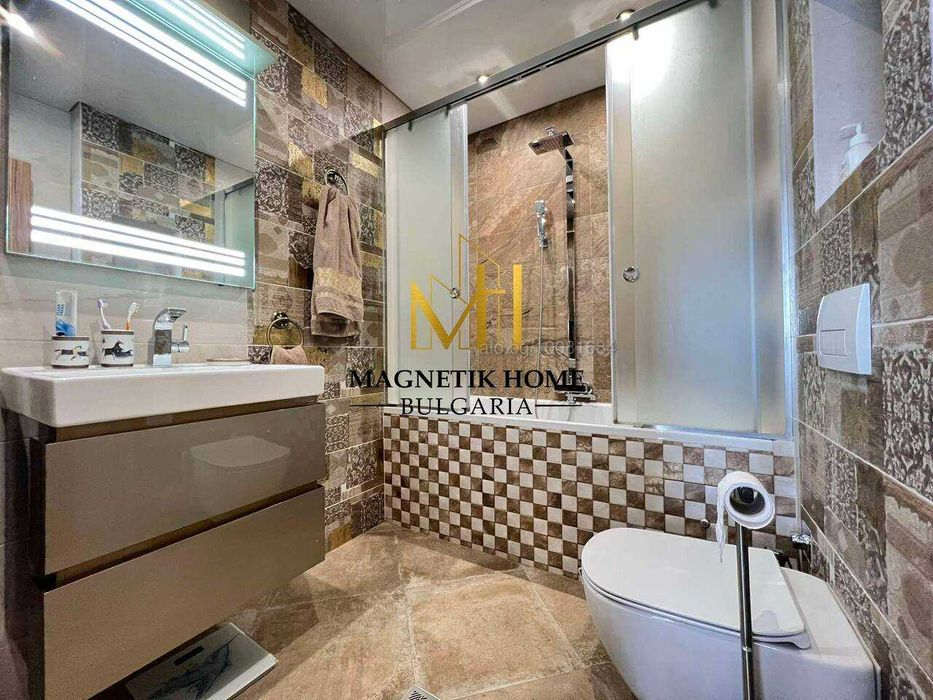 Луксозен двустаен апартамент с 2 бани и паркомясто в супер център