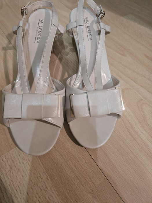 Босоножки  новые