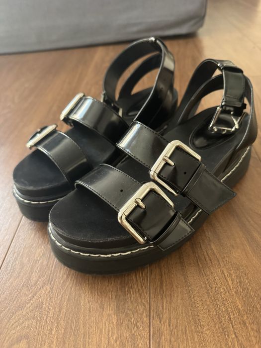 Сандали BERSHKA