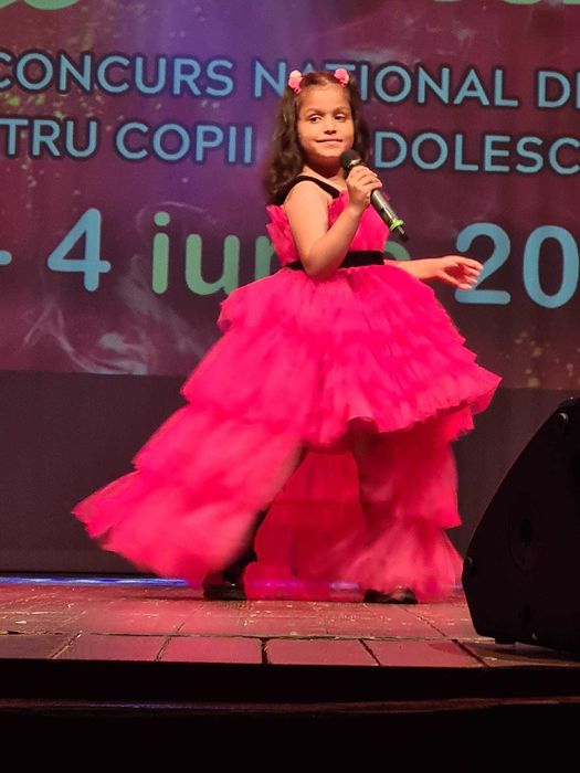 Vand rochita fetite 6-7ani la pret de 300ron folosite la ocazii speciale,festivaluri.Accept doar cu plata ramburs+curier(nu prin olx)Accept doa