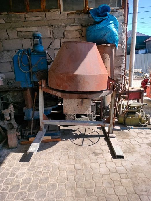 Продам бетоно мешалку новая